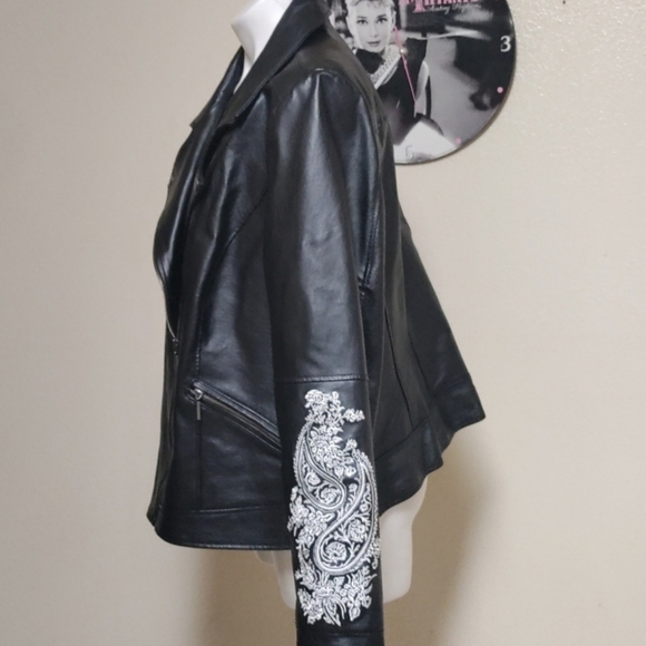 1DAY SALE PRICE 🍂 CUSTOM EMBROIDERED GENUINE LEATHER JACKET - Picture 2 of 5